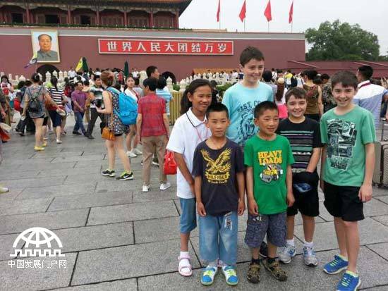 慈福康巴助学基金北京圆梦行欢聚天安门，藏族小学生与外国小朋友合影