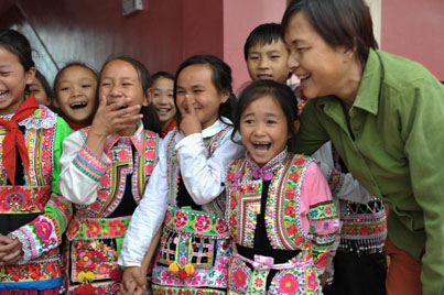 “光彩愛心家園——樂和之家”留守兒童試點項目研討會近日在重慶黔江區召開。來自中央統戰部，中國光彩事業基金會，重慶、四川、湖南、貴州相關政府部門，學界、企業、社會組織和媒體的代表就留守兒童及關愛模式展開深入探討。