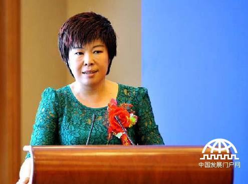 2014年6月20日，第八屆國際公益慈善論壇在北京京西賓館隆重召開，本次論壇由人民日報社《民生周刊》雜志社，人民日報海外版辦公室，民政部SOS兒童村協會，國際公益慈善論壇組委會等共同主辦，人民日報社《民生周刊》理事會秘書處承辦。論壇的主題是“踐行公益，關注民生” 。圖為著名文化學者、北京師范大學教授于丹演講。