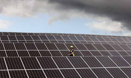 位于英格兰特鲁罗附近的太阳能电池板阵列。晴朗的天气帮助英国的太阳能发电创下新的记录