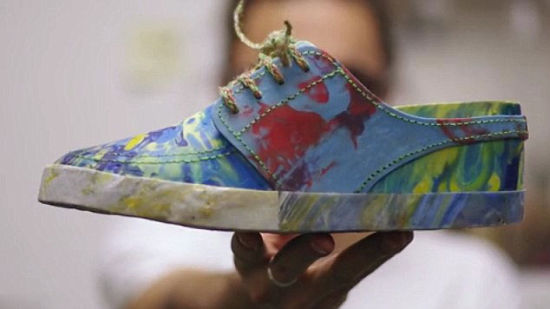 英学生用垃圾制作彩色跑鞋呼吁环保