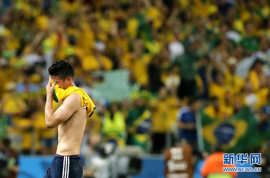 （世界杯）（3）足球——罗德里格斯掩面退场