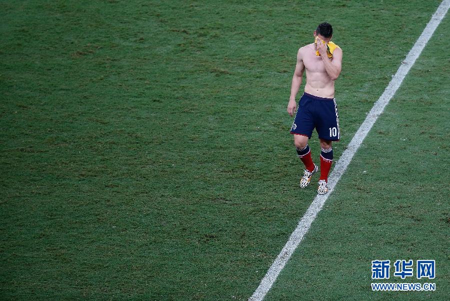 （世界杯）（2）足球——罗德里格斯掩面退场
