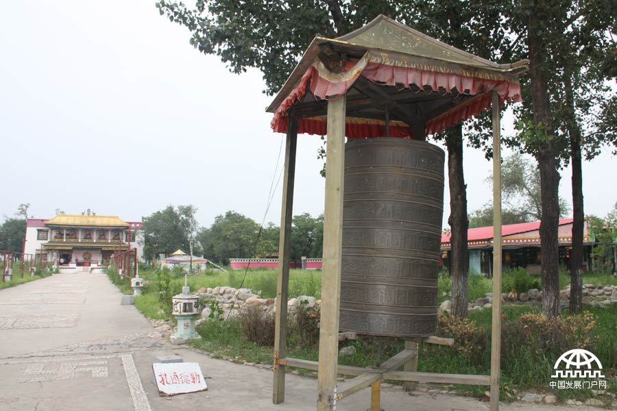 7月5日，北京盛基艺术学校“逸芳公益教室”竣工典礼在北京昌平区南口西藏文化园举行。“逸芳公益教室”系柴逸芳、周春晖等爱心人士在西藏文化园冯毅董事长、北京藏医院黄福开院长的支持和帮助下投资善款200多万元，为北京盛基艺术学校建造公益教室，六年来使在校的孤贫儿童第一次走进专门为自己设计的教室。王振红拍摄