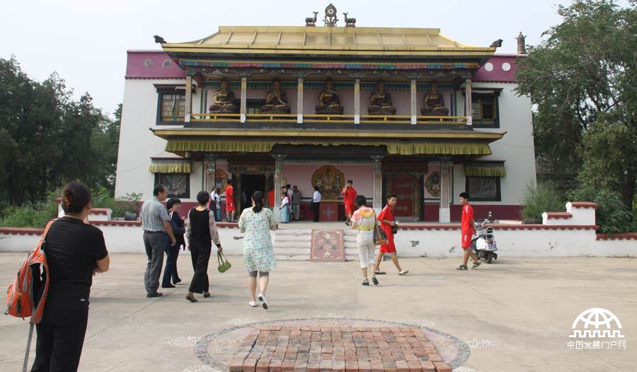 7月5日，北京盛基艺术学校“逸芳公益教室”竣工典礼在北京昌平区南口西藏文化园举行。“逸芳公益教室”系柴逸芳、周春晖等爱心人士在西藏文化园冯毅董事长、北京藏医院黄福开院长的支持和帮助下投资善款200多万元，为北京盛基艺术学校建造公益教室，六年来使在校的孤贫儿童第一次走进专门为自己设计的教室。王振红拍摄