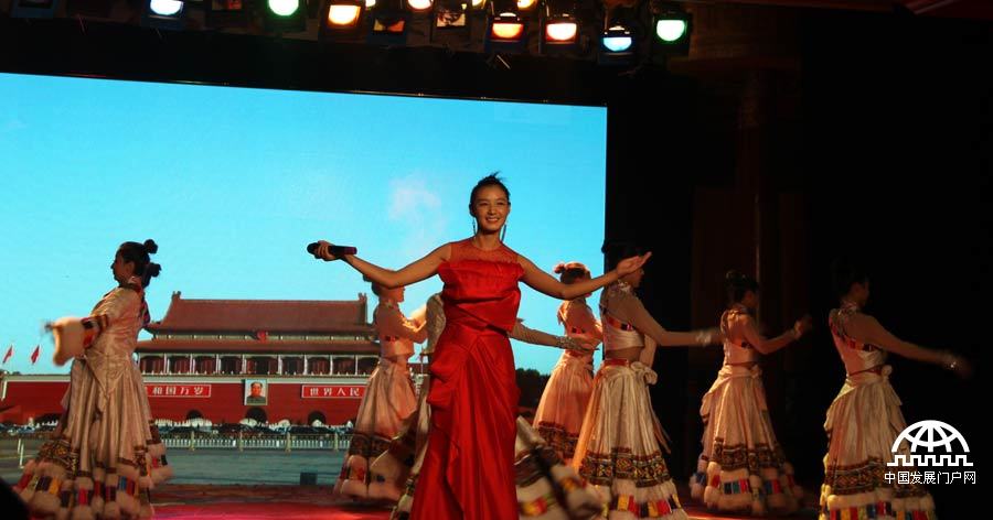 7月5日，北京盛基艺术学校“逸芳公益教室”竣工典礼在北京昌平区南口西藏文化园举行。图为北京盛基艺术学校学生表演。王振红拍摄