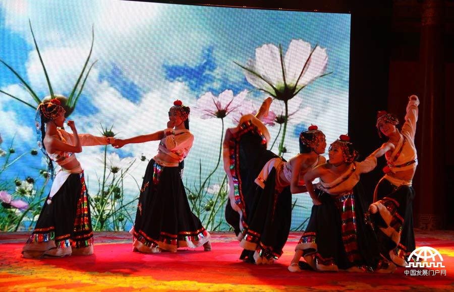 7月5日，北京盛基艺术学校“逸芳公益教室”竣工典礼在北京昌平区南口西藏文化园举行。图为北京盛基艺术学校学生表演。王振红拍摄