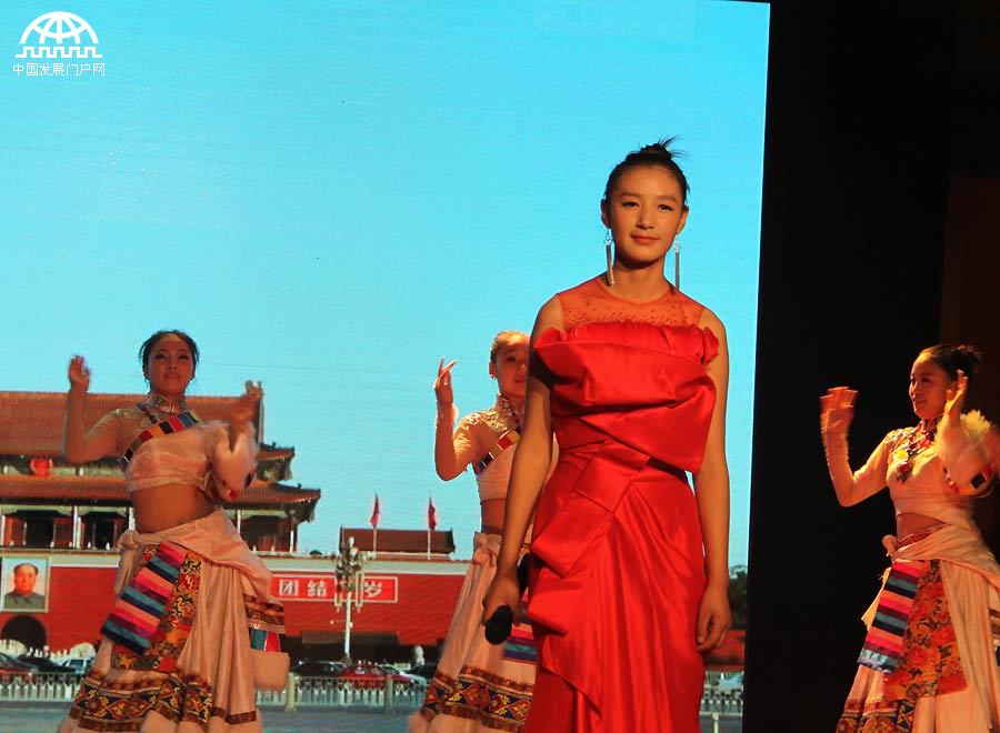 7月5日，北京盛基艺术学校“逸芳公益教室”竣工典礼在北京昌平区南口西藏文化园举行。图为北京盛基艺术学校学生表演。王振红拍摄