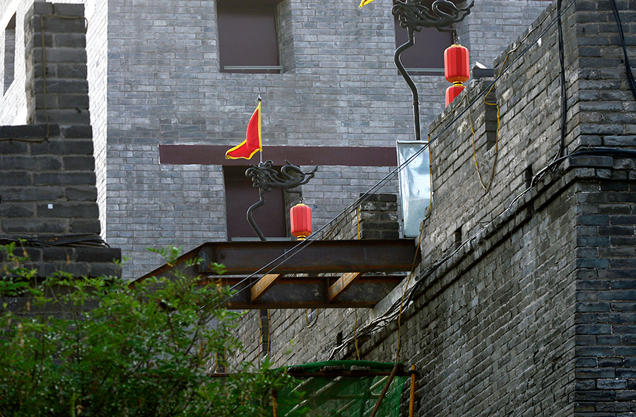 这是7月6日的施工现场,连接城墙处已拆除了原本的城墙城垛.