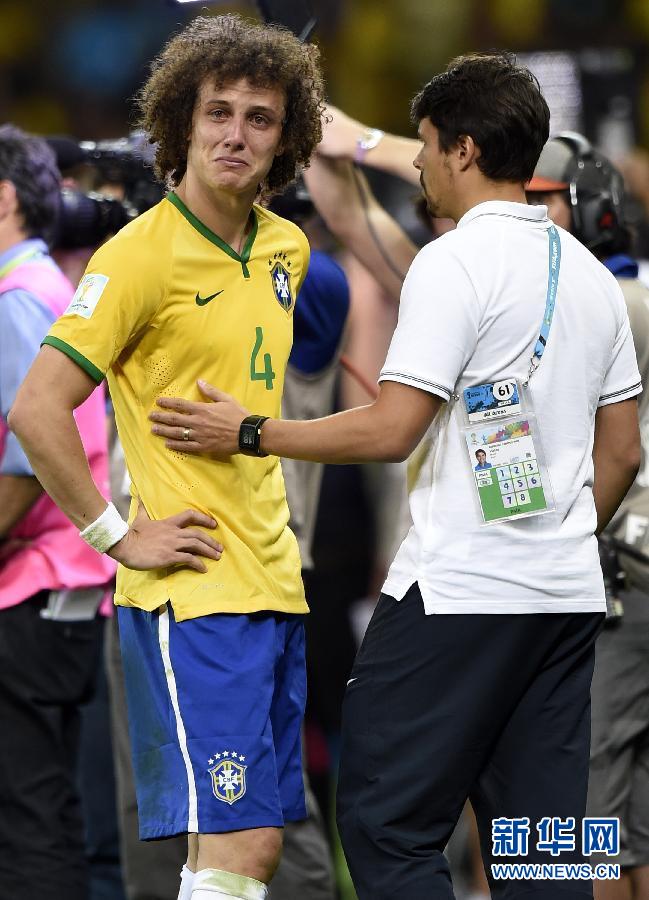 （世界杯）（2）足球——路易斯泪流满面