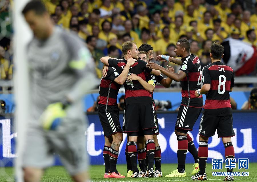 （世界杯·进球时刻）（4）足球——克洛泽为德国队攻入第二球