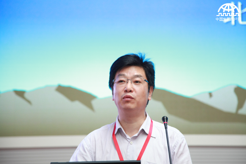 2014年7月8日，2014清洁发展国际融资论坛暨十大绿色创新企业颁奖典礼在北京金融资产交易所举行，此次论坛的主题是“技术与金融创新驱动，促产业结构优化升级”。图为科技部科技经费监管中心副主任房汉廷演讲。