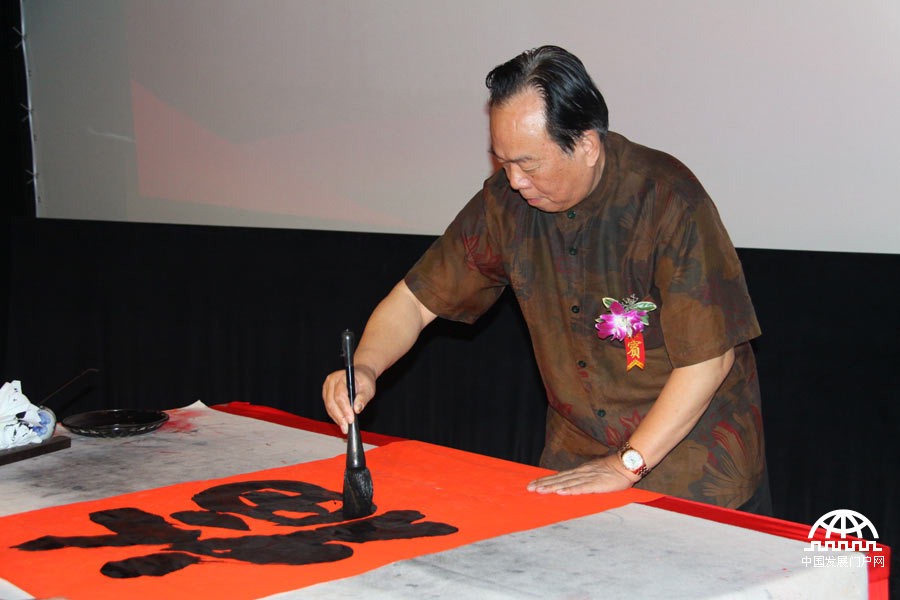 “中国福玺”全球首发式7月12日在中华世纪坛举行，它是融汇百位将军“福”字书法的玉玺藏品，将中国皇家玉玺的艺术魅力、福文化的吉祥内涵和将军书法的独特价值体现得淋漓尽致，是中华民族文化和精神凝结而成的璀璨瑰宝。图为袁伟将军为《中国福玺》润笔开“福”。 王振红拍摄