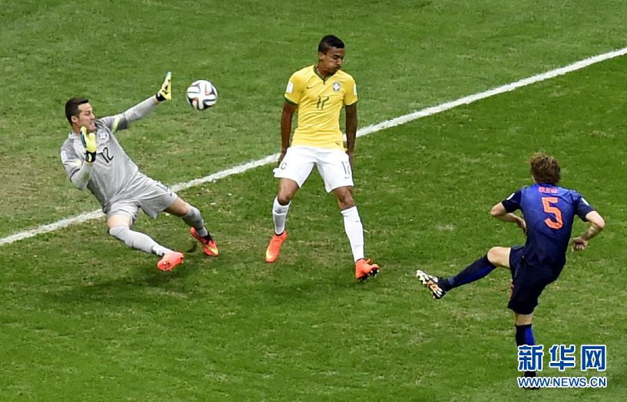 （世界杯·进球时刻）（13）足球——布林德为荷兰队攻入第二球