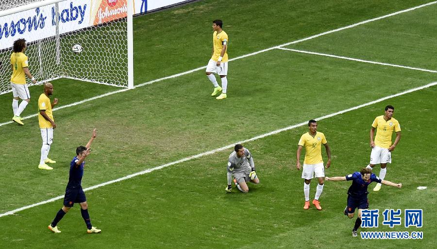 （世界杯·进球时刻）（11）足球——布林德为荷兰队攻入第二球