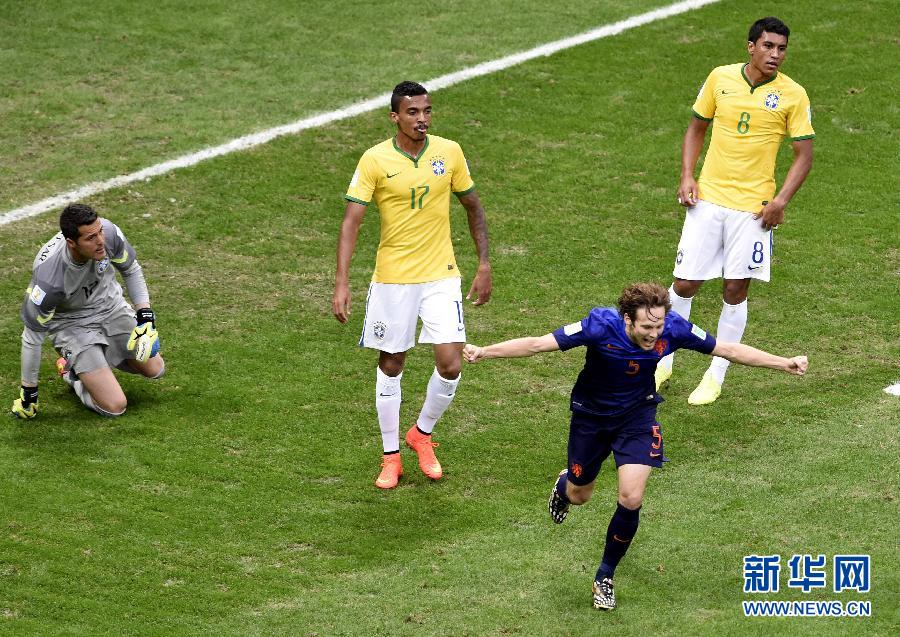 （世界杯·进球时刻）（8）足球——布林德为荷兰队攻入第二球