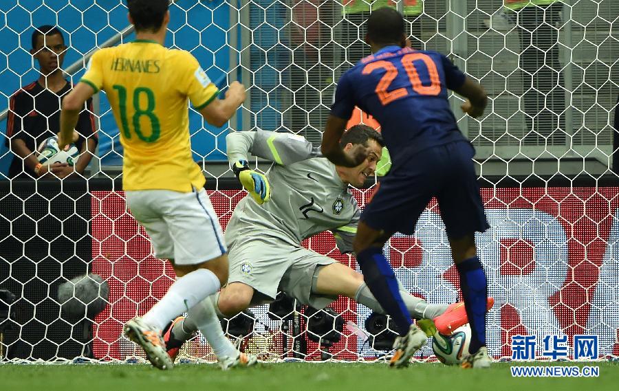 （世界杯）足球——朱·塞萨尔失球瞬间