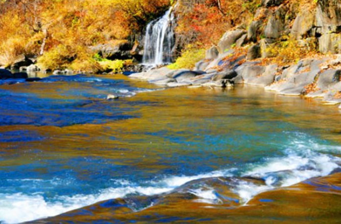 伊春市汤旺河林海奇石景区(图片来源:新华网) 门票价格:60元 景区简介:林海奇石风景区,位于黑龙江省伊春市汤旺河区境内。风景区占地190平方公里,是一处由人文景观和自然景观构成的生态旅游新区和国家地质遗迹公园。景区可分为天然牧场、雪色松林、溪水湿地、民族风情、山水浏览、兴安石林、秋色松林、花卉观赏八大区域。 景区地址:黑龙江省伊春市汤旺河区东风大街102号