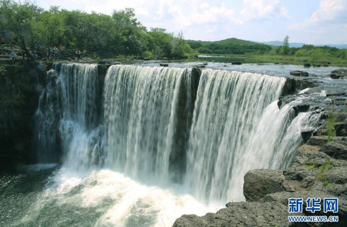  黑龙江牡丹江镜泊湖景区（图片来源：新华网、文字来源：黑龙江旅游资讯网） 门票价格：20元 景区简介：镜泊湖距牡丹江市80公里，是五千年前历经五次火山喷发，熔岩阻塞牡丹江古河道而形成的世界最大的火山熔岩堰塞湖，湖面海拔350米，湖长45公里，水域面积约80平方公里。镜泊湖景区总体规划面积为1726平方公里，由百里长湖景区、火山口原始森林景区、渤海国上京龙泉府遗址景区三部分组成。以湖光山色为主，兼有火山口地下原始森林、地下熔岩隧道等地质奇观，及唐代渤海国遗址为代表的历史人文景观，是可供科研、避暑、游览、观光、度假和文化交流活动的综合性景区。 景区地址：牡丹江市西三条路190号