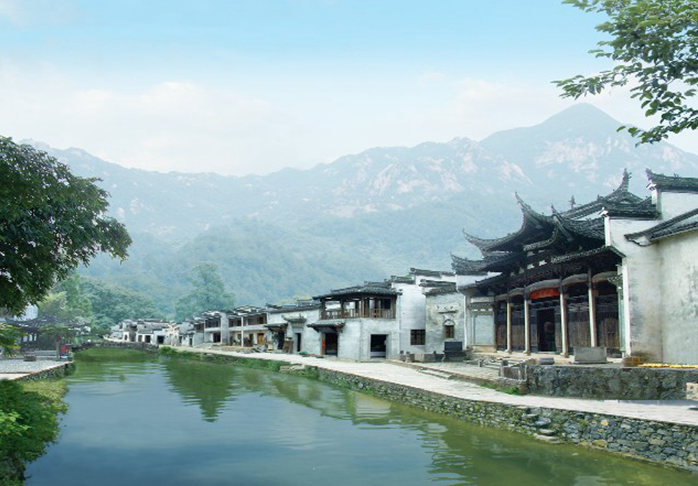 安徽省宣城市绩溪龙川景区(来源:安徽旅游门户网) 景区简介:龙川,皖南绩溪县一川名、村名,是胡姓聚族而局的古村落,已有一千六百余年的历史。传至当今“锦”字辈,计世48世。 龙川,是云山缭绕的船形古村落,有国家重点文物保护单位胡氏宗祠,有一门三尚书的古牌坊,有千回百转古廊桥,有千妖百媚的水街,有三江汇流的园林水口,众多徽文化遗存中,是尚未列入《世界文化遗产》名录中的世界文化遗产。 景区地址:安徽绩溪县龙川村