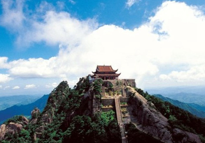 池州市九华山风景区(来源:安徽旅游门户网) 门票价格:190元(旺季)、140元(淡季) 景区简介:九华山风景区位于安徽省池州市境内,是中国佛教四大名山之一、首批国家重点风景名胜区、五A级旅游景区、自然与文化双遗产地,是安徽省“两山一湖”(九华山、太平湖、黄山)旅游开发战略的主景区。 景区地址:安徽省池州市九华山镇二一九省道