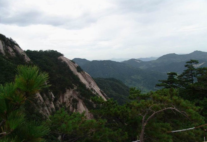 六安市天堂寨旅游景区(来源:安徽旅游门户网) 门票价格:115元 景区简介:天堂寨位于安徽省金寨县的西南部,与湖北省的罗田县、英山县相毗邻,景区总面积120平方公里,境内千米以上的高峰25座,主峰天堂寨海拔1729.13米,为大别山主峰之一,系江淮分水岭,年降水量2200毫米,湿度85%,年均气温12.6度,水质为地表一级卫生饮用水。 景区地址:安徽省六安市金寨县009乡道