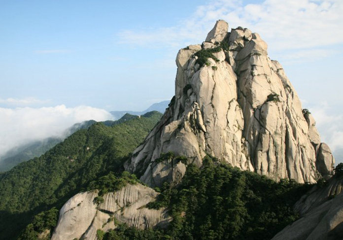 安徽省安庆市天柱山风景区(来源:安徽旅游门户网) 门票价格:150元 景区简介:安徽之源--天柱山,又名皖山。位于安徽省的西南部潜山县境内,因其主峰“一柱擎天”而得名。公元前106年汉武帝南巡时封其为“南岳”,后为隋文帝诏废,故被人们尊为“古南岳”。又因春秋时为皖国封地,山名皖山,水名皖水,安徽省简称“皖”即源于此, 天柱山主景区面积约107平方公里,分八个景区。景区内“峰雄、石奇、洞幽、水秀”,兼有丰富的人文景观,集北山之雄,南山之秀于一身。 景区地址:安徽省潜山县天柱路112号