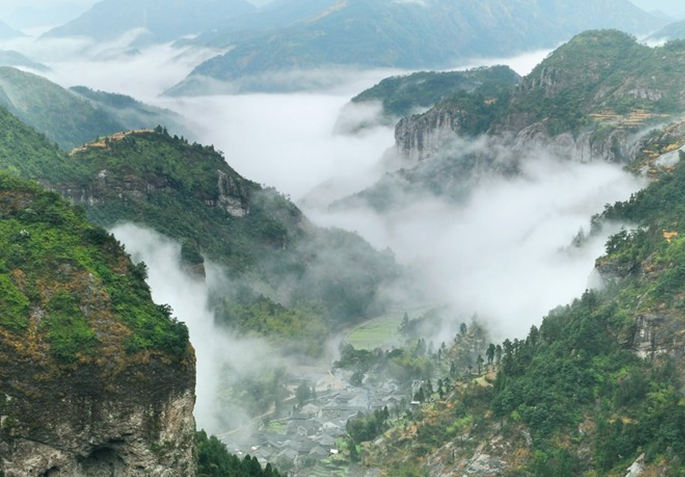 雁荡山位于浙江省温州市东北部海滨,山水奇秀,天开图画,是