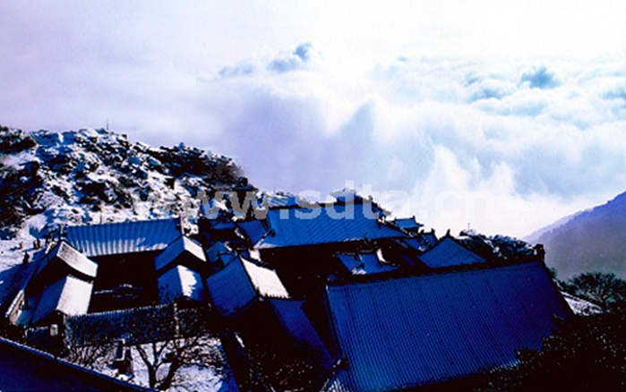 泰安市泰山景区 门票价格:旺季:127元/人、淡季:100元/人 景区简介:泰山古称岱宗,海拔1545米,面积426平方公里。泰山雄伟壮观,历史悠久,文物众多,以“五岳之首”的盛名称誉古今。同时泰山也是历代帝王封禅祭天的地方,是佛、道两教兴盛之地, 历代诗人墨客纷至沓来,他们朝山览胜,赋诗撰文,留下了丰富的文化精品。泰山于1987年被联合国教科文组织列为世界自然与文化双重遗产。 景区地址:泰安市红门路45号