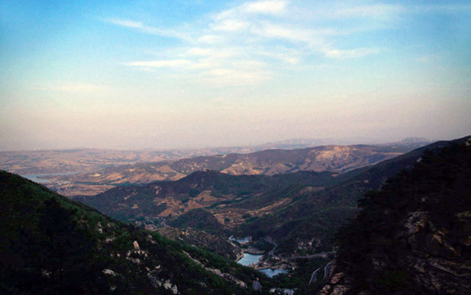  山东沂蒙山景区（来源：沂蒙山旅游区官方网站） 景区简介：沂蒙山旅游区位于山东省中南部，包含沂山景区、蒙山龟蒙景区、蒙山云蒙景区三个景区，核心景区面积148平方公里，是世界文化遗产齐长城所在地。沂蒙山是东夷文化、镇山文化发祥地，历史文化底蕴丰厚。此外沂蒙山旅游区自然风光秀丽，生态资源优良，森林覆盖率高达95 %以上，负氧离子含量极高，是得天独厚的“天然氧吧”。 景区地址：山东省潍坊市