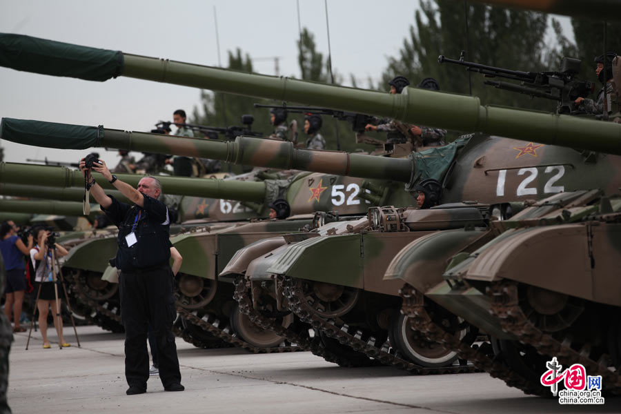 中国军方组织中外记者采访装甲兵工程学院