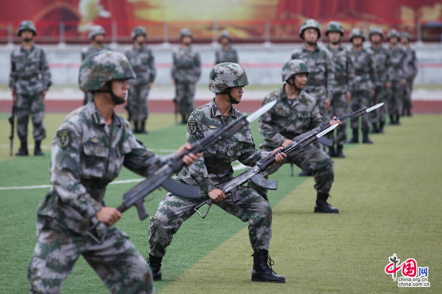 中国军方首次组织中外记者采访中国军事院校(