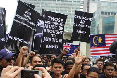 马来西亚民众使馆前抗议MH17被击落