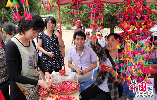 云南省昆明市呈貢區第九屆“花都”文化節在洛龍公園火熱舉行。 解江偉拍攝