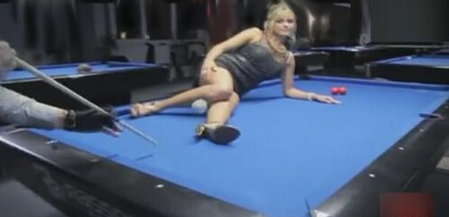 臺球達人秀逆天球技 長腿美女做道具 