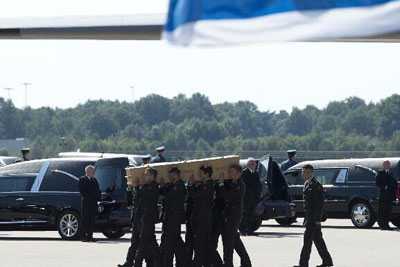 首批马航MH17航班遇难者遗体运抵荷兰