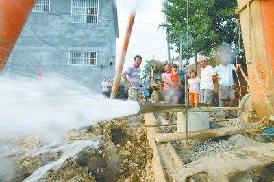 平顶山大旱 为解禾苗干渴村民夜宿地头