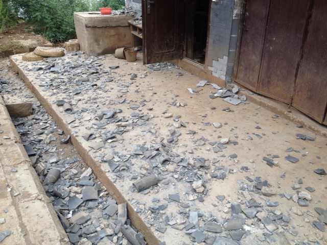 鲁甸县城一名群众介绍，地震时他在5楼的家中感到强烈震动，家中一些小件物品掉落。