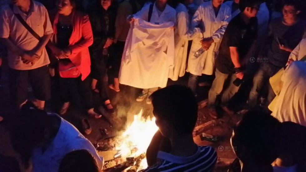 8月4日，震中龙头山镇骡马口，当地夜间突降暴雨，气温下降明显，救援人员点篝火取暖。毛利辉