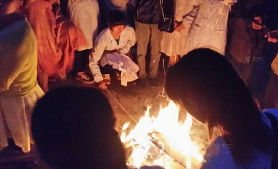 救援人员点篝火取暖。