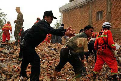云南省公安共出动车辆3100余辆，协助抢运救灾物资90吨