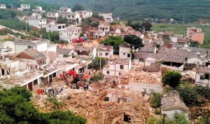 云南鲁甸地震致房屋倒塌四个孩子躲碗柜下逃过一劫