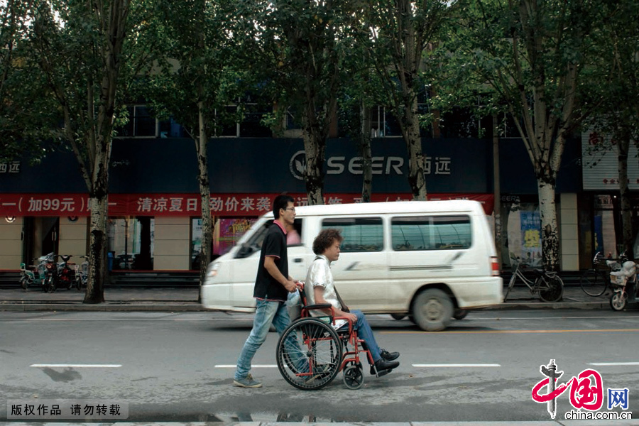 杨学峰与他的助手行走在去往演出剧场的路上，