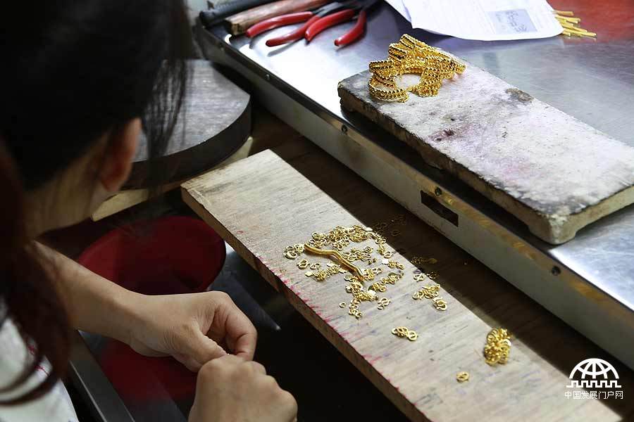 揭秘:黄金饰品是怎样炼成的_中国发展门户网