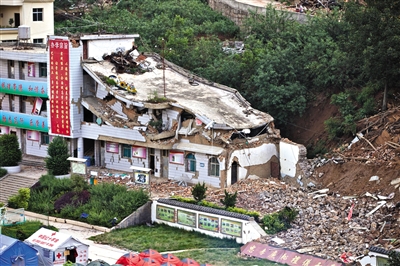 垮塌的小学教学楼，三层几乎成了一层半。 新京报记者 周岗峰 摄
