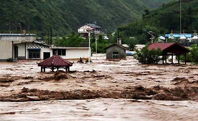 贵州多地遭受暴雨洪涝灾害 车辆房屋被淹没[组图]