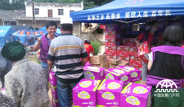 2014年8月13日，中华儿慈会等公益组织为云南鲁甸地震重灾区龙头山镇骡马口村回族同胞发放清真食品。