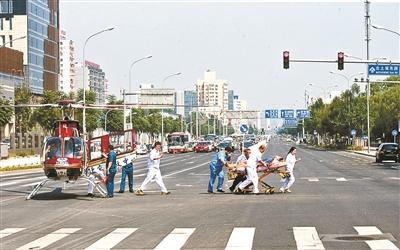 急救直升機降落北京鬧市送患者 轉運僅用9分鐘