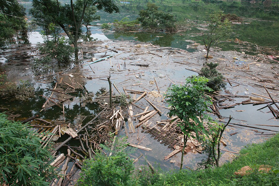 眼前的堰塞湖一片汪洋，里面淹没着20户人家的房屋和物资，在水面下的还有上百亩良田，索性无人因此丧生。