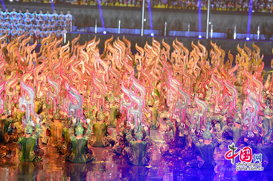 8月16日，第二届夏季青年奥林匹克运动会开幕式在南京奥林匹克中心举行。图为开幕式上的文艺表演。